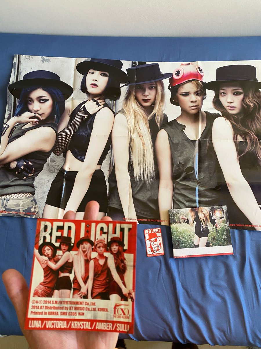 truepala's tweet photo. 12 anos da era Red Light🚨
Pena que eu não tinha dinheiro na época para comprar as duas versões, ao menos essa veio com pôster e o photocard da Krystal. 
f(x) te amo 
(Todas as fotos da Luna, Sulli e Victoria estão impecáveis nesse photobook) https://t.co/hrUEsf4mlS