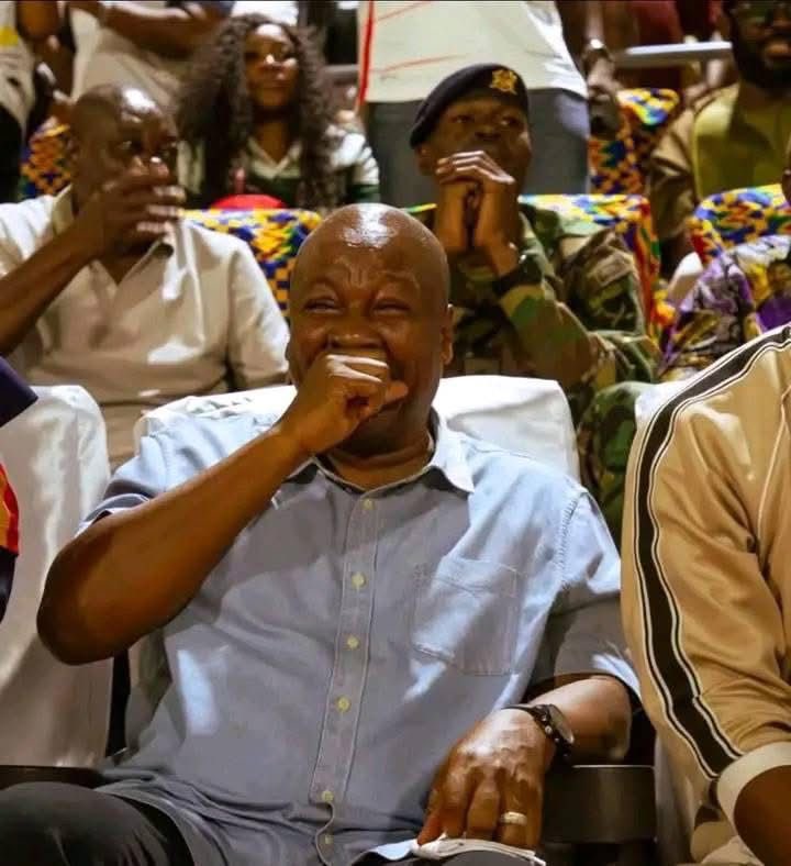 Shac_man_'s tweet photo. Gold bars and "counterfeit notes" busted in March 2025: Lead suspect escaped, BoG destroyed fake USD currencies, gold bars handed over to GoldBod for authentication, but we're yet to know the value of the cedi notes.

How can u tell me this story😂
#JoyNews https://t.co/hSoTL8nNjN