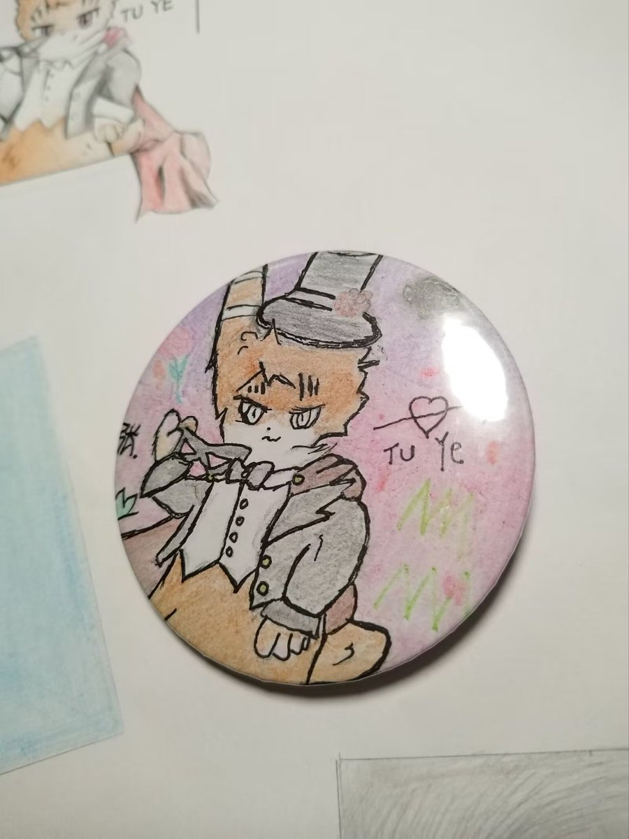 VOX_0713's tweet photo. We had our art class final exam today—making a badge. I created this design using a badge a friend gave me, and I scored a 98. I'm really happy about it. https://t.co/tlJA29PHXN