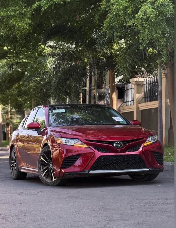 gandhii_c's tweet photo. QUICK DEAL ALERT ‼️‼️‼️‼️
Barely used 2018 Toyota Camry XSE
💰25m
Location: Central Area Abuja 
💠Double panoramic roof 
💠2.5L 4Cylinder Engine (206HP)
💠Wireless Charging 
💠360 Camera
💠Full leather seat 
Kindly help with a retweet it comes highly appreciated 
DM for more info https://t.co/tk9mdUjavv