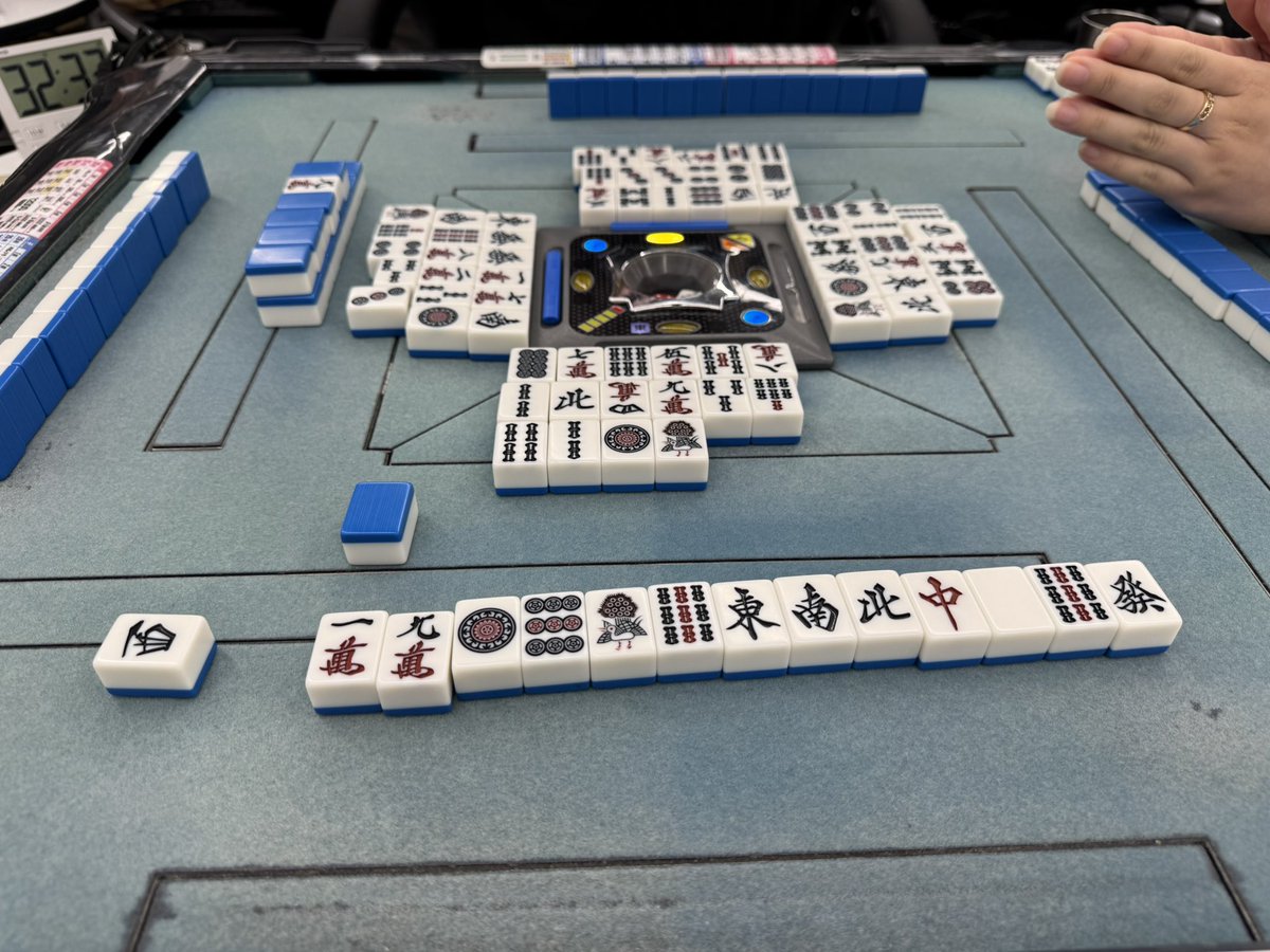 mstrht1975's tweet photo. ベルバードフリー、2-4-1の後4���目、閉店前45分打ち切りで、昨年末以来、人生２度目の役満出ました。��😭😭
今度は当たり牌を忘れずに撮影しましたが、地味に理牌できていませんでした（笑）　　
きっとベタ褒め塾やレッスンの成果ですね🤠　ありがとうございます👍

#ベルバード https://t.co/989KUyWlAl