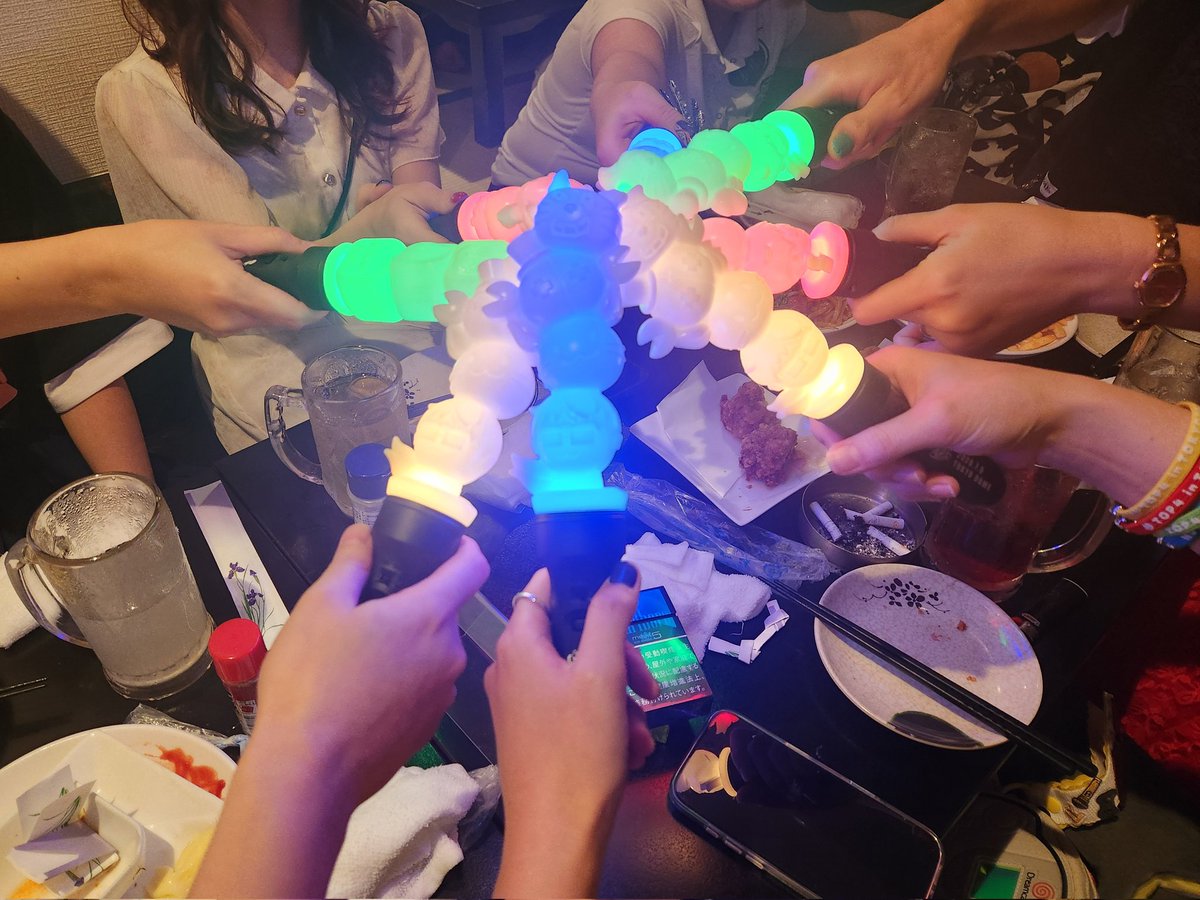 rain_noti_hare's tweet photo. 6年半ぶりにTOP4に会ってきた～！🥳

いつも１人で参戦するのが当たり前だったから、みんなと一緒に写真撮ったりイベント後にお酒飲みながら語ったりするの、本当に嬉しかったし楽しかった🍻💕

出会えた全ての人に、感謝👊

『この一瞬は永遠の宝物』
#TOP4INTOKYODOME2 https://t.co/AFxTxDrCsF
