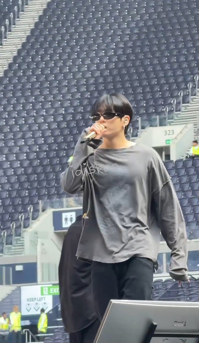 ggukpeachie's tweet photo. i volunteer to donate him a bra🧍‍♀️ that are hands https://t.co/AnYAKktceX