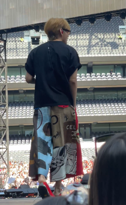 lvthvkook's tweet photo. even those flared pants couldn't hide that perky taebooty😭 https://t.co/MyZlpXmkvz