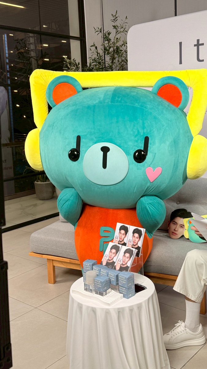 permpoon_GMMTV's tweet photo. พิเพิ่มขอบคุณสำหรับ 10 ล้านใจค้าบบบทู้กคน ฮื่อออพิเพิ่มร้าก อย่าลืมนวดๆนิ้วด้วยนาาา
#ITSSKINxPermpoonLIVE #PERMPOON https://t.co/tQrt4wq3FR