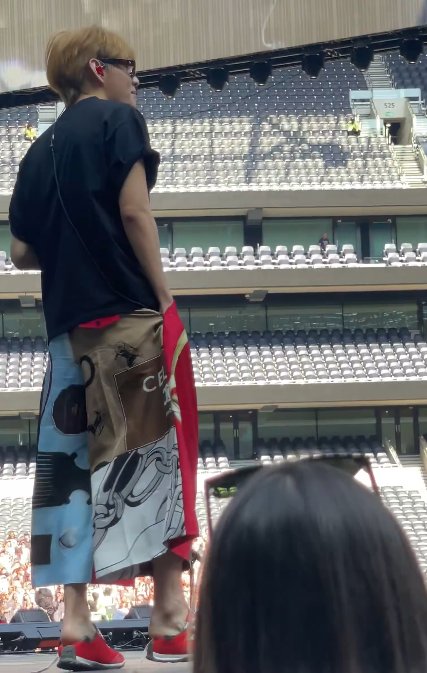 lvthvkook's tweet photo. even those flared pants couldn't hide that perky taebooty😭 https://t.co/MyZlpXmkvz