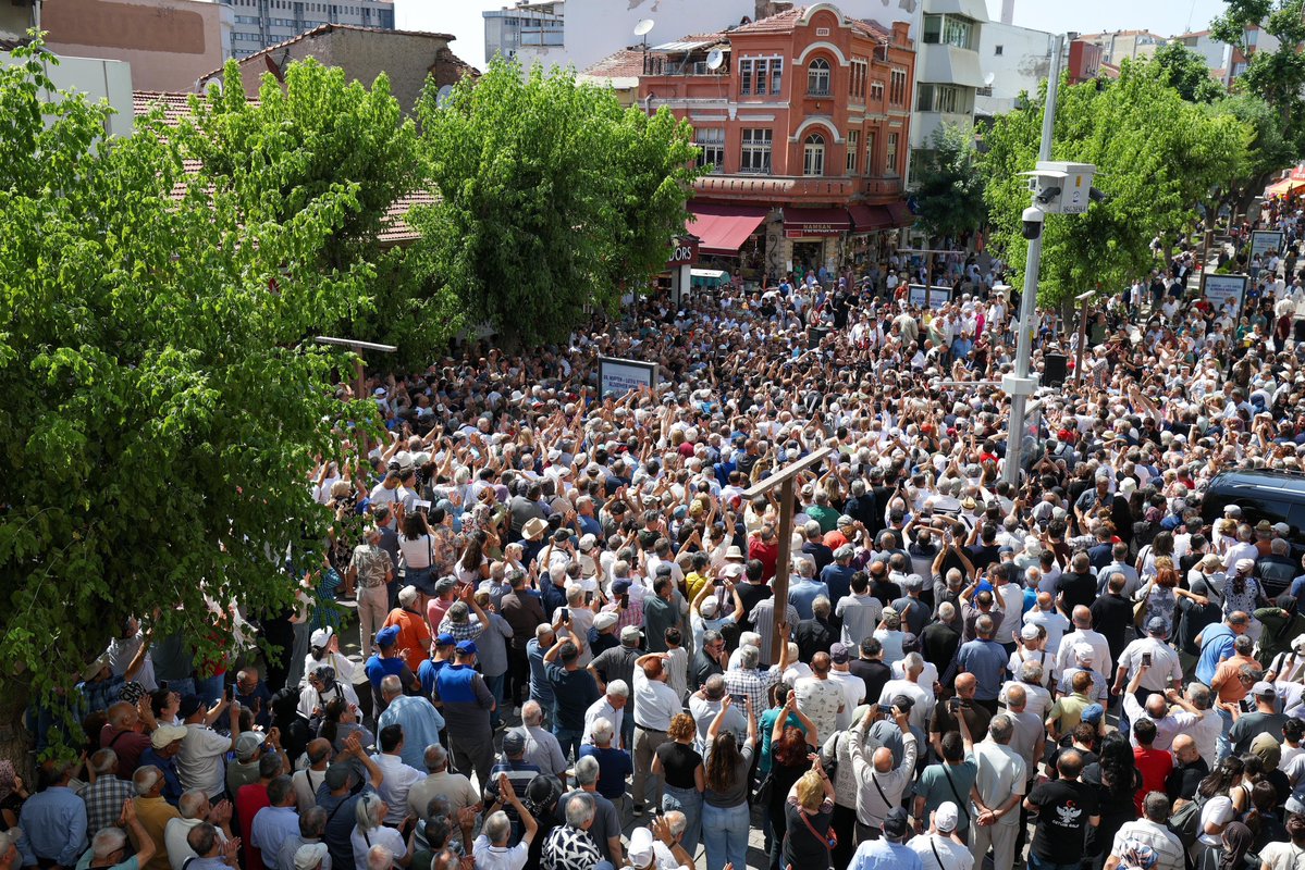 TC_MKemal's tweet photo. @eczozgurozel Burası Eskişehir !

Millet Özgür Özel i bağrına bastı..
Bu resmi elden ele kayyuma da gönderelim de o da kahrından bağrına taş bassın. https://t.co/MWgkAkXgLZ