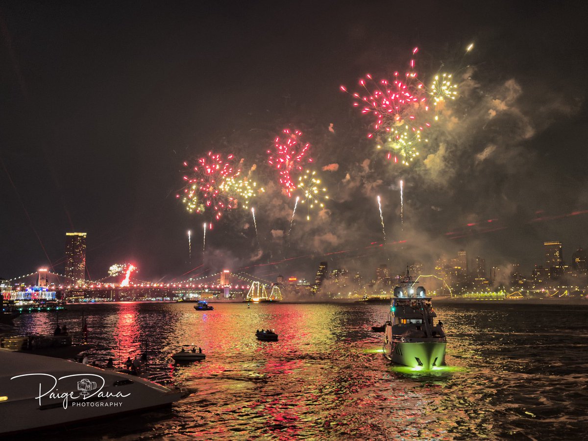 paigedana511's tweet photo. July 4,2026 🎆🇺🇸
I love the reflections! #nyc #macysfireworks #photography #fireworks #250anniversary https://t.co/cV0QVNl978