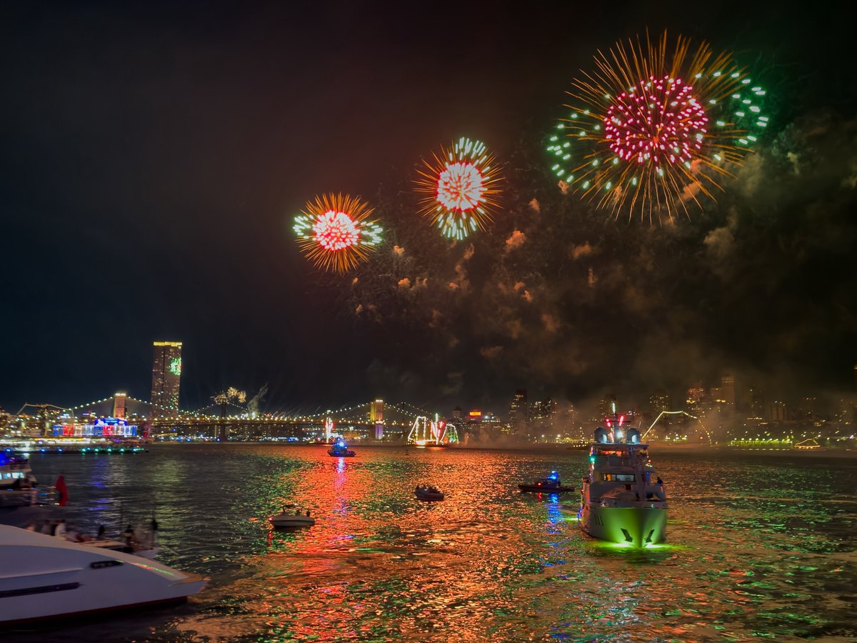 paigedana511's tweet photo. July 4,2026 🎆🇺🇸
I love the reflections! #nyc #macysfireworks #photography #fireworks #250anniversary https://t.co/cV0QVNl978