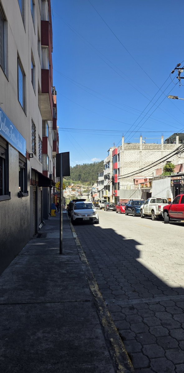 climaticas's tweet photo. @AMT_Quito en la Polit Lasso y Diaz de la Madrid se tor Las Casas parquean en doble fila y corchan la calle que es de doble via. Ignoran el letrero de no parquear. Seria bueno que se den una vuelta. https://t.co/fooGrChnyA