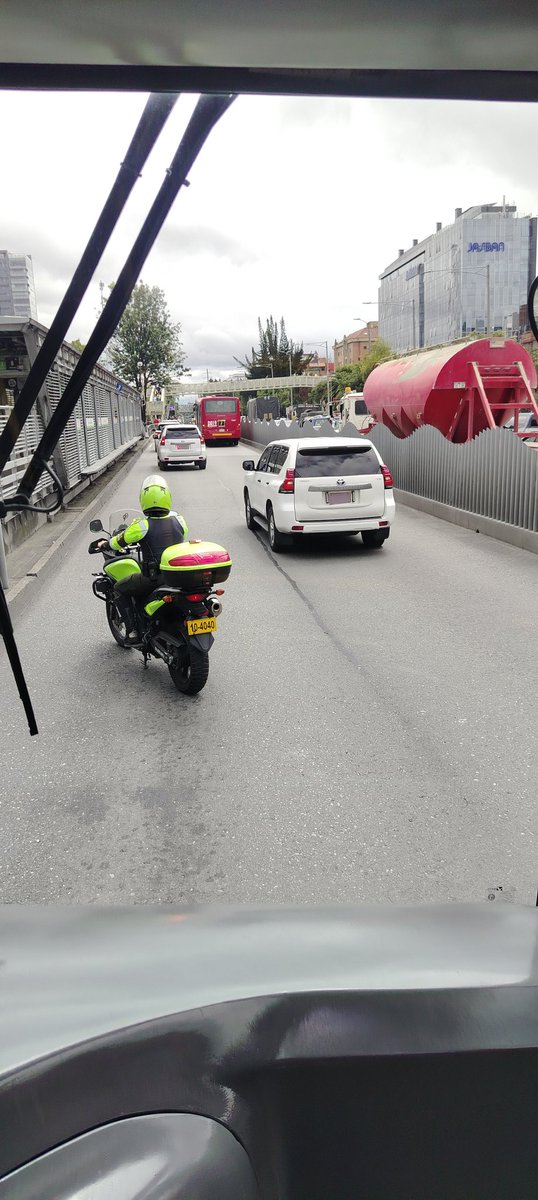 ligiachoachi's tweet photo. @Danielbricen quienes son los que bloquean y andan por la vía de transmilenio, placas tapadas y son 6 camionetas a la altura de la cale 106 https://t.co/uUiteAiJ2W