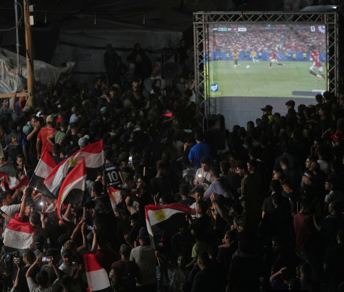patipenaloza's tweet photo. "En medio de ruinas x los ataques Isr43Líes en #G4zA, miles de p4lestinos,en su mayoría NIÑOS,celebran a Selección de Egipto,cuyo entrenador dedicó su victoria s/ Australia,al pueblo p4lestino" 🥲🇵🇸.
Obvio, hoy voy EGIPTO 🇪🇬
Sorry, Argentina 🇦🇷🤷🏽♀️
#MundialDelFútbol2026 https://t.co/N45t9TiVfF