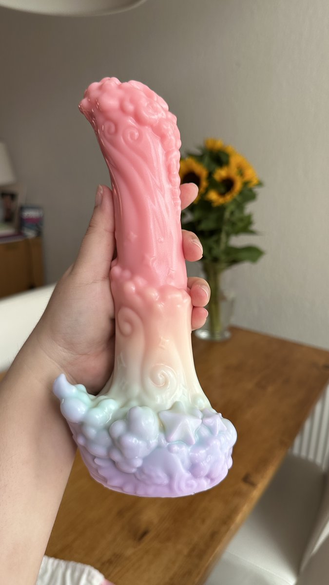 Sydney_Screams's tweet photo. ahhhh more cuties from @KUMOCOOMTOYS 😍🤩

size small Glimmer Bow (purchased) and size large Nebula Pony (gifted) in the Pride Rainbow limited edition coloration https://t.co/TljRE9sdc5