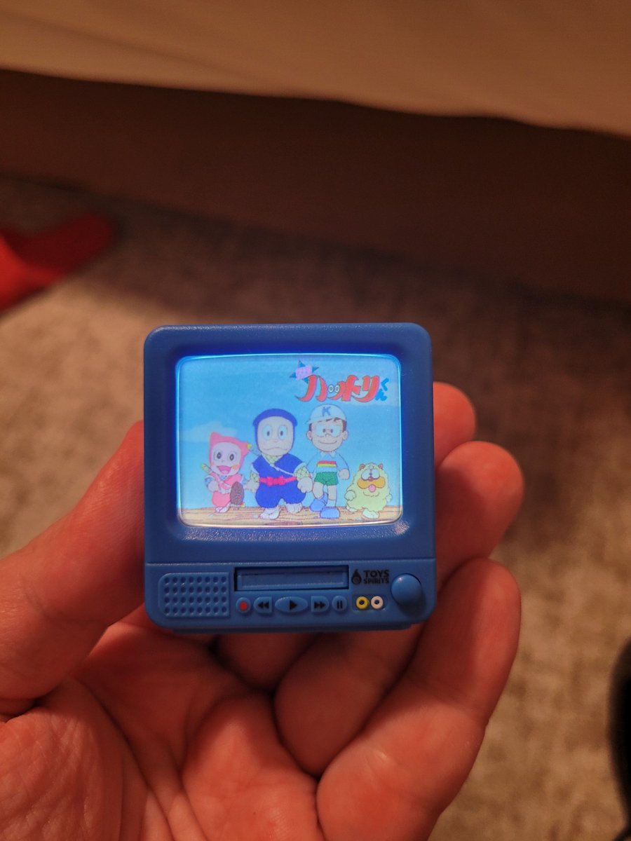 alperaslier's tweet photo. Sürpriz yumurtadan VHS kasetli tüplü tv. çıktı. Kasedi takınca ekran çalışıyor.💙 https://t.co/ebGm6maaFj
