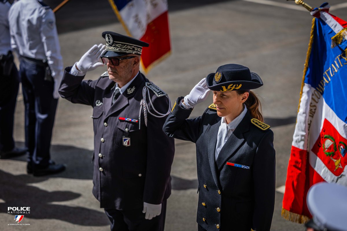 PoliceNat91's tweet photo. #JournéeDeLaPoliceNationale | Ce matin, nous avons rendu hommage aux policiers morts et blessés en service. 🇫🇷
À cette occasion, Mme la @Prefet91 et M. le DIPN de l’#Essonne ont décoré 15 policiers du département pour leur courage et leur dévouement. 🏅Pro Patria Vigilant. https://t.co/LgVvXAKO6L