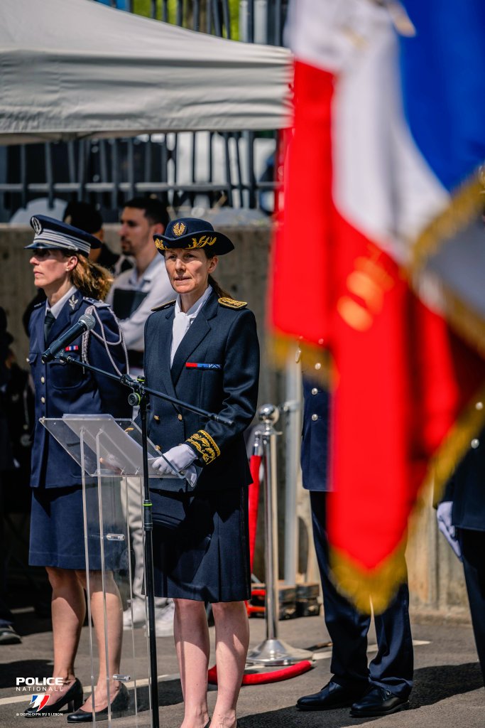 PoliceNat91's tweet photo. #JournéeDeLaPoliceNationale | Ce matin, nous avons rendu hommage aux policiers morts et blessés en service. 🇫🇷
À cette occasion, Mme la @Prefet91 et M. le DIPN de l’#Essonne ont décoré 15 policiers du département pour leur courage et leur dévouement. 🏅Pro Patria Vigilant. https://t.co/LgVvXAKO6L