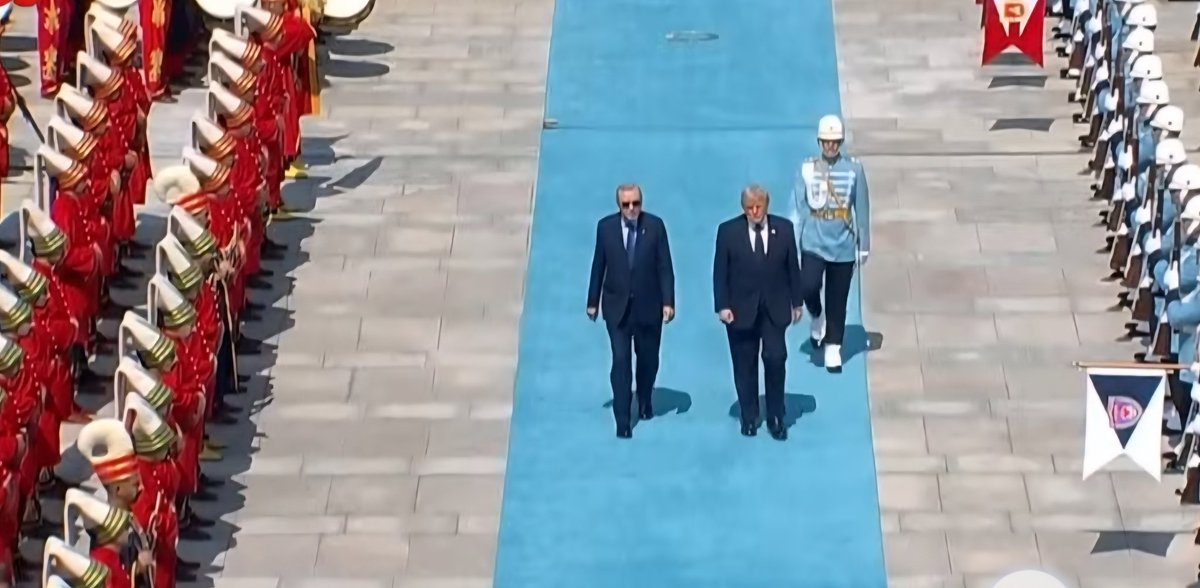 hereandtheretr's tweet photo. Bir hafta önce çıkıp, “Erdoğan sanırım 400 yıllık Osmanlı hâkimiyetinin sona erdiğini unuttu.” diyorsun…

Aradan günler geçiyor.

Ve Erdoğan, yaklaşık 200 yıl sonra ilk kez Yeniçerileri Başkan Trump'ın karşılama töreninde yeniden sahneye çıkarıyor.

Siyasette bazen semboller, bin cümleden daha fazlasını anlatır.

Bu görüntüleri izleyen Netanyahu ile Mitsotakis'in ne düşündüğünü tahmin etmek zor değil. 

Just imagine this.

A week ago, you claimed, "Erdoğan must have forgotten that 400 years of Ottoman rule came to an end."

Then, just days later, Erdoğan brings back the Janissaries for the first time in roughly 200 years at President Trump's welcome ceremony.

Sometimes, symbolism speaks louder than a thousand words.

One can only imagine what Netanyahu and Mitsotakis were thinking as they watched those images.

@netanyahu @kmitsotakis #Israel
