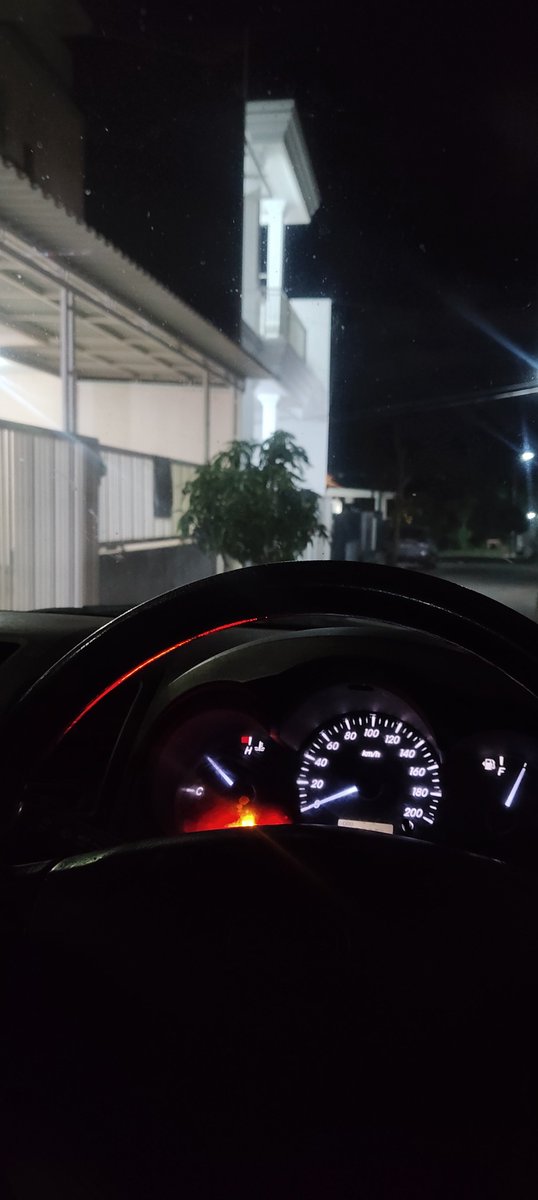 thblackswordman's tweet photo. Ada yang sama gak se? Habis parkir mobil di rumah gak langsung keluar... Malah tambah bengong... https://t.co/FaPsDILAgX