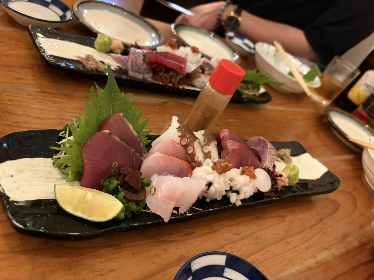 maskdem's tweet photo. 仕事終わって、家に帰ろうとしたら、会社の先輩から飲みに誘われ、お誕生日をお祝いしていただきました！毎年、普通に誕生日で過ごしてましたが、今年はたくさんの方々からお祝いしていただき、お祝いのメッセージもいただきました🥹ありがとうございます🙇‍♂️期待に答えれるようにがんばりマスク😷 https://t.co/5PRYFHaBJf