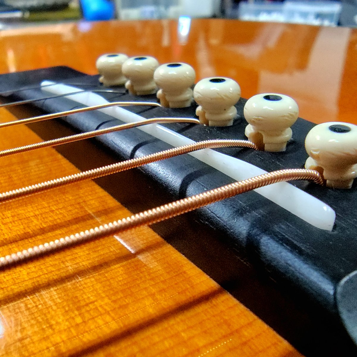 FuriousNote's tweet photo. ピエゾ抜いて生の音が聴きたいと、それはサドル作らんと高さ変わりますねと牛骨で製作。
すっごい響きますやん、これは喜ばれるだろうなぁ。 https://t.co/qohXUgS0Re