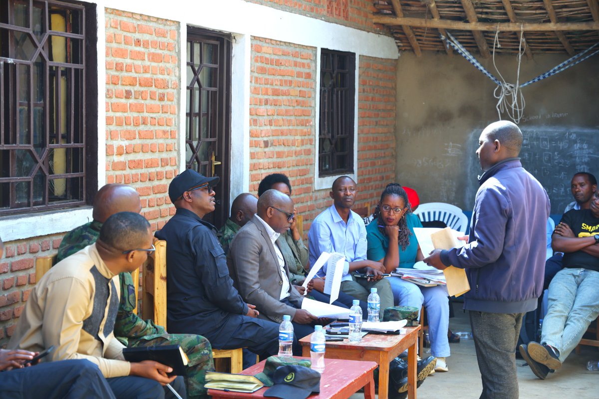 RutsiroDistrict's tweet photo. #Rutsiro: Guverineri wa @RwandaWest Bwana Ntibitura Jean Bosco na Meya, Madamu @dative_kayitesi, bari kumwe n'abayobozi b'inzego z'umutekano mu Ntara no mu Karere bakurikiranye banakemura ikibazo cy'Umuturage mu Murenge wa Ruhango, Akagari ka Ruhango. 1/2 @RwandaLocalGov https://t.co/6UJ0MmShP8