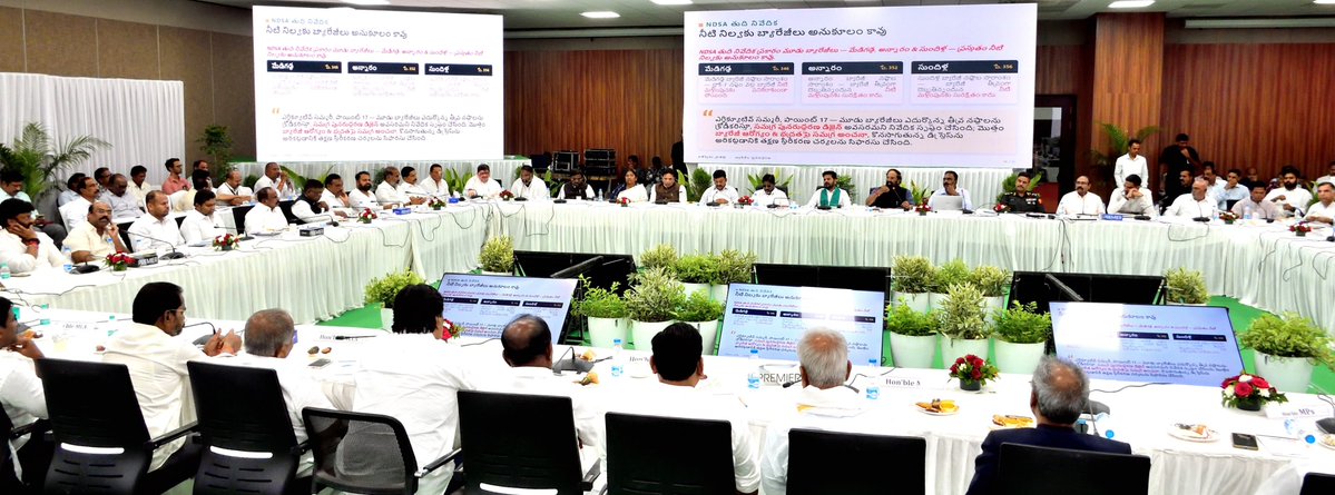UttamINC's tweet photo. Irrigation and Civil Supplies Minister Capt. N. Uttam Kumar Reddy made a comprehensive PowerPoint presentation before Chief Minister  @revanth_anumula, Cabinet colleagues, Members of Parliament, MLAs and MLCs on the Kaleshwaram Lift Irrigation Scheme (KLIS), explaining its present condition, structural deficiencies, and financial implications at praja bhavan today.

 P Anil Kumar photo journalist.