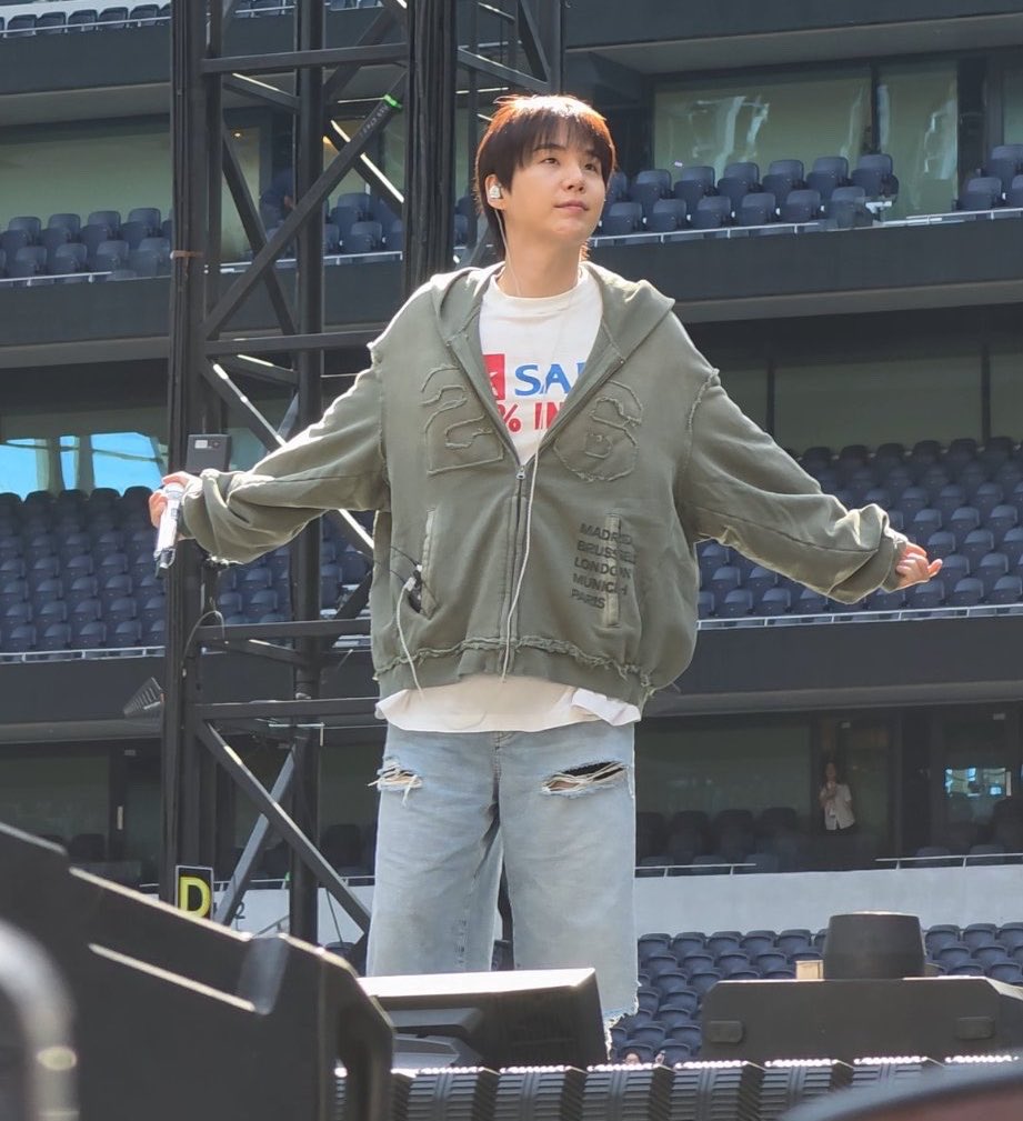 camlovesyoongi's tweet photo. YOU CAN SEE HIS BOXERS IN THE RIP WAIT HOLD THE FUCK UP https://t.co/BVvVufenDq