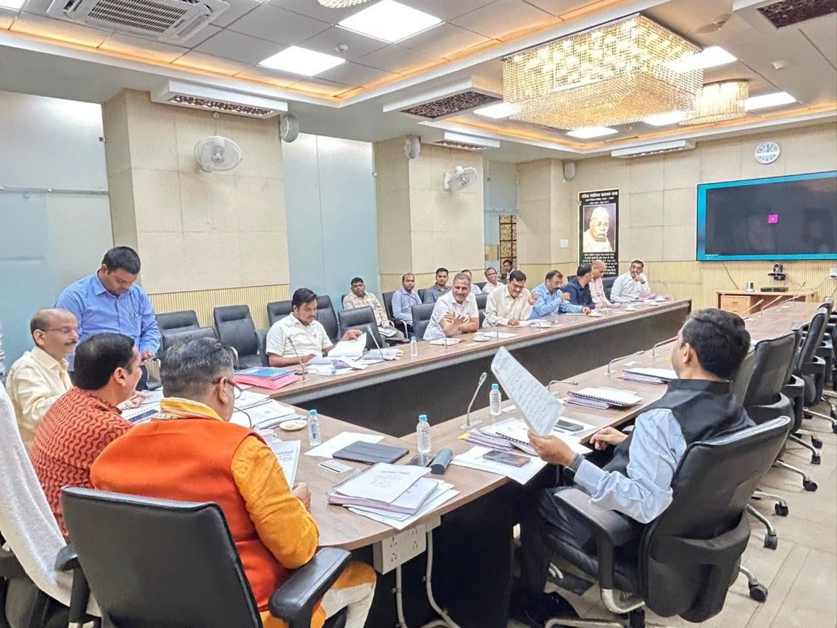 CPChand10's tweet photo. आज विधान भवन लखनऊ में उत्तर प्रदेश विधान परिषद की संसदीय एवं सामाजिक सदभाव समिति बैठक की अध्यक्षता करते हुए औद्योगिक विकास विभाग, अल्पसंख्यक एवं वक़्फ़ कल्याण विभाग , राज्य कृषि उत्पादन मंडी परिषद एवं अन्य विभाग के लंबित प्रकरणों पर धर्मेंद्र सिंह जी एवं अन्य वरिष्ठ प्रशासनिक संग चर्चा की तथा आवश्यक दिशानिर्देश दिए

साथी विधान परिषद सदस्य भी उपस्थित रहे
 
@bjpanoop 
@JitendrasMLC
