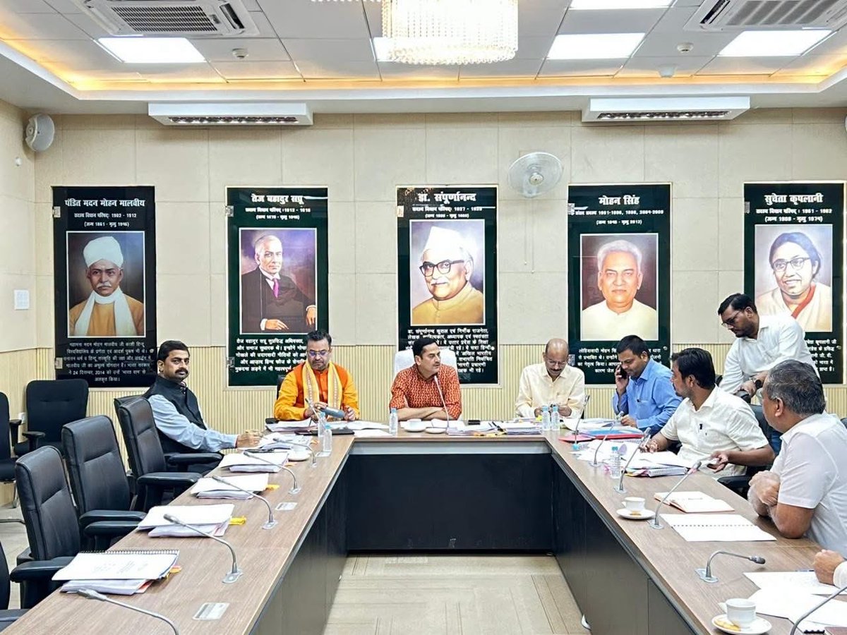 CPChand10's tweet photo. आज विधान भवन लखनऊ में उत्तर प्रदेश विधान परिषद की संसदीय एवं सामाजिक सदभाव समिति बैठक की अध्यक्षता करते हुए औद्योगिक विकास विभाग, अल्पसंख्यक एवं वक़्फ़ कल्याण विभाग , राज्य कृषि उत्पादन मंडी परिषद एवं अन्य विभाग के लंबित प्रकरणों पर धर्मेंद्र सिंह जी एवं अन्य वरिष्ठ प्रशासनिक संग चर्चा की तथा आवश्यक दिशानिर्देश दिए

साथी विधान परिषद सदस्य भी उपस्थित रहे
 
@bjpanoop 
@JitendrasMLC