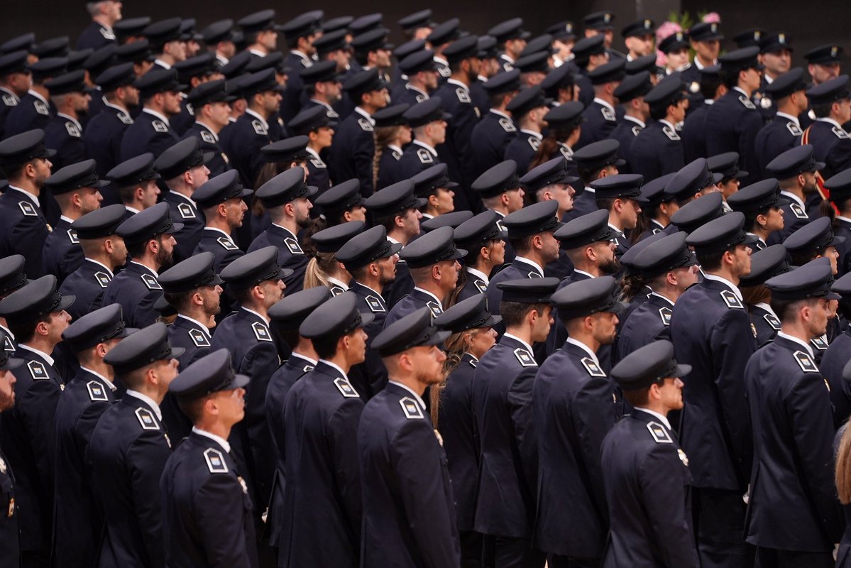 AlmeidaPP_'s tweet photo. Madrid da la bienvenida a 326 nuevos agentes de @policiademadrid, que ya forman parte de un cuerpo de excelencia, disciplina, esfuerzo y sacrificio.

Realizamos la entrega de despachos a los nuevos agentes que, tras culminar un camino de preparación y compromiso, comienzan una nueva etapa al servicio de todos los madrileños.