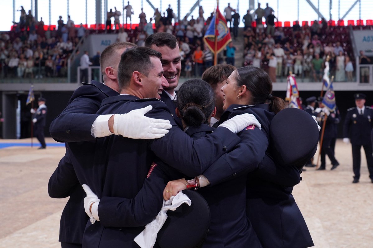 AlmeidaPP_'s tweet photo. Madrid da la bienvenida a 326 nuevos agentes de @policiademadrid, que ya forman parte de un cuerpo de excelencia, disciplina, esfuerzo y sacrificio.

Realizamos la entrega de despachos a los nuevos agentes que, tras culminar un camino de preparación y compromiso, comienzan una nueva etapa al servicio de todos los madrileños.