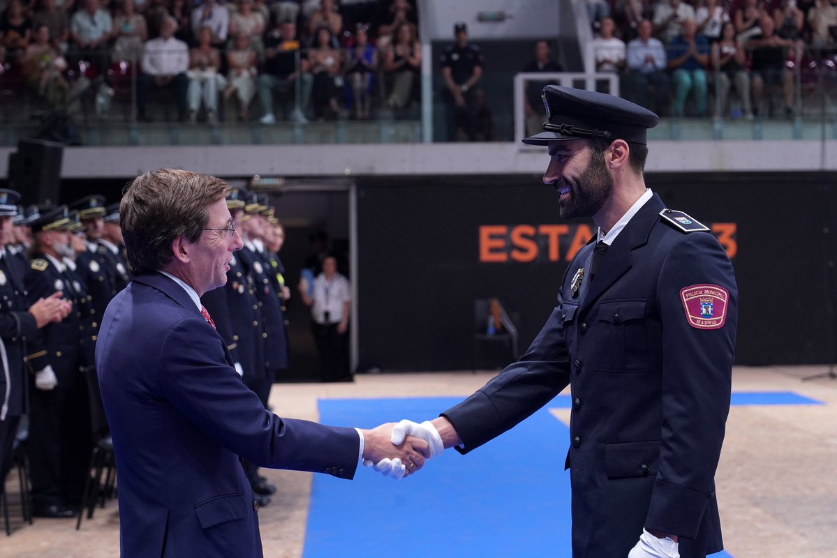 AlmeidaPP_'s tweet photo. Madrid da la bienvenida a 326 nuevos agentes de @policiademadrid, que ya forman parte de un cuerpo de excelencia, disciplina, esfuerzo y sacrificio.

Realizamos la entrega de despachos a los nuevos agentes que, tras culminar un camino de preparación y compromiso, comienzan una nueva etapa al servicio de todos los madrileños.