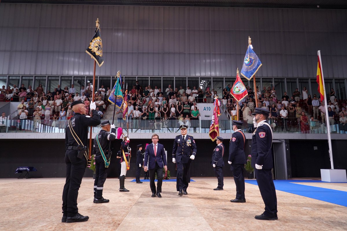 AlmeidaPP_'s tweet photo. Madrid da la bienvenida a 326 nuevos agentes de @policiademadrid, que ya forman parte de un cuerpo de excelencia, disciplina, esfuerzo y sacrificio.

Realizamos la entrega de despachos a los nuevos agentes que, tras culminar un camino de preparación y compromiso, comienzan una nueva etapa al servicio de todos los madrileños.