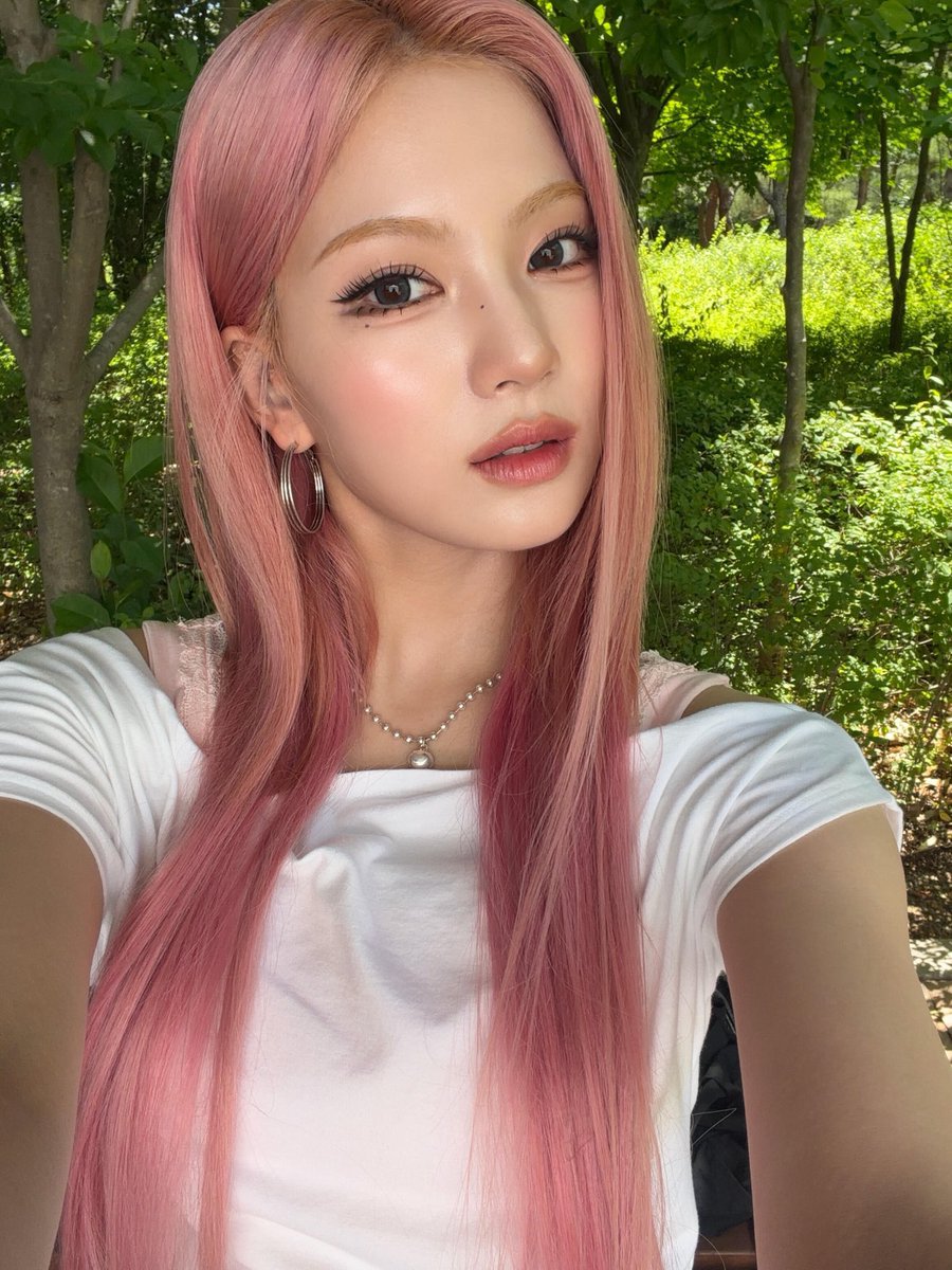 isaleeae's tweet photo. like a daisy kissed by summer, I blossom where wild things whisper.. 🍓a little delicate, with rosy hues, tender petals, and a touch of sweetness the breeze can’t resist carrying away. 🤍 https://t.co/w862oAEEiF