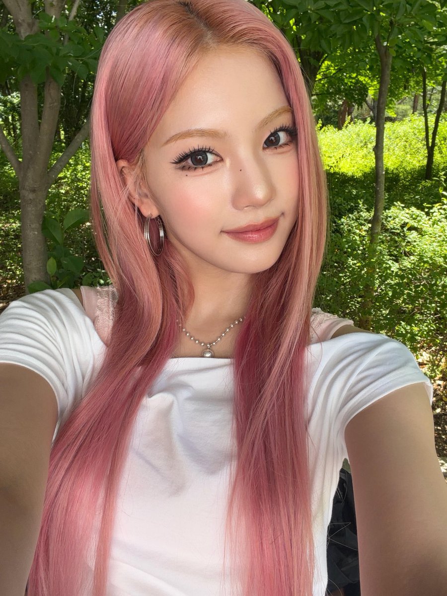 isaleeae's tweet photo. like a daisy kissed by summer, I blossom where wild things whisper.. 🍓a little delicate, with rosy hues, tender petals, and a touch of sweetness the breeze can’t resist carrying away. 🤍 https://t.co/w862oAEEiF