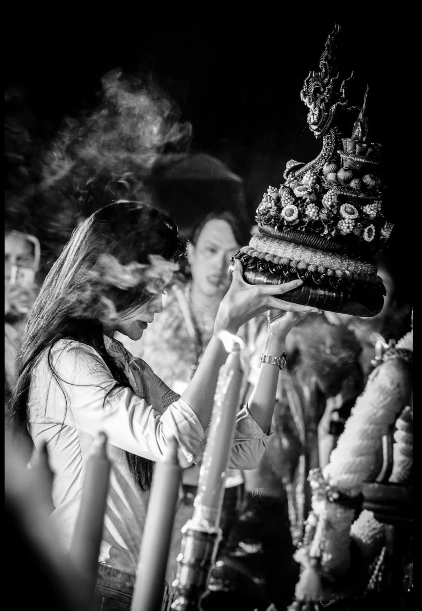BaLanleeold's tweet photo. ไปเจอภาพในตตของแอคนึงมา เขาลงภาพนี้ละบอกให้ลองดูควัน เหมือนมีตัวเลข พอขยายภาพคือขนลุกคัก ไม่ได้มีแค่เลข แต่ควันที่ลอยขึ้นเหนือหัวอิงฟ้า ลักษณะคล้ายพญานาคจริงเว้ย  😨 #อิงฟ้าบวงสรวงพญาศรีสัตตนาคราช https://t.co/ontciaF5KP