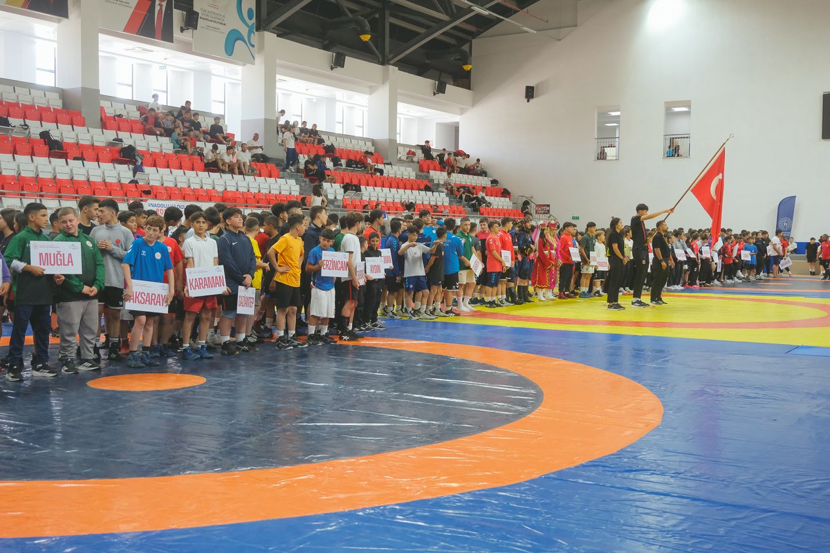 GSBAydin's tweet photo. Anadolu Yıldızlar Ligi Güreş Türkiye Finalleri Aydın’da başladı.

 ilimizin ev sahipliğinde düzenlenen 2026 Anadolu Yıldızlar Ligi Güreş Branşı Türkiye Finalleri açılış programı, Söke ilçemizde yeni hizmete açılan spor kompleksimizde gerçekleştirildi. https://t.co/n3xIVEQ4Er