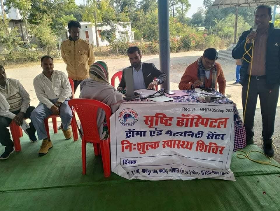 NeerajS12619708's tweet photo. एक हॉस्पिटल संचालक कई वर्षों से डॉक्टर ना होते होते हुए भी ख़ुद को डॉक्टर जनरल फिजिशियन बताकर प्रसारित कर रहा हैऐसा करके यह कई जनप्रतिनिधियों को भी गुमराह कर चुका है,चिकित्सा प्रकोष्ठ में कार्यकम में भी ख़ुद को डॉक्टर बता रहा है,एवं मेडिकल कैम्प लगाकर मरीज़ो का उपचार भी करता है https://t.co/BQyT481BYy