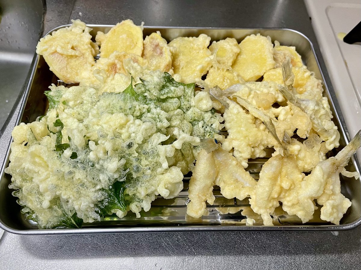 tomochin666's tweet photo. そいやこの前の釣果。
ちっちゃいのは針外す時にお亡くなりになられたので持ち帰りました。
メゴチがでらたくさん釣れました。。。😇 https://t.co/pPUe9krFsv