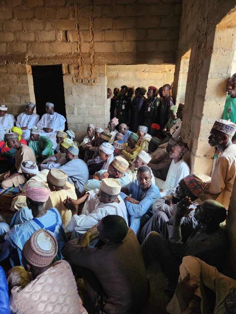 ZamfaraPolice_'s tweet photo. ZAMFARA STATE POLICE COMMAND

PRESS RELEASE

CP AHMAD MUHAMMAD BELLO, PSC+, MNIPS, UNDERTAKES OPERATIONAL VISIT TO BELA AND GADA COMMUNITIES, STRENGTHENS SECURITY COLLABORATION https://t.co/bWiHu8KkVS