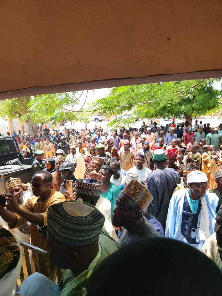 ZamfaraPolice_'s tweet photo. ZAMFARA STATE POLICE COMMAND

PRESS RELEASE

CP AHMAD MUHAMMAD BELLO, PSC+, MNIPS, UNDERTAKES OPERATIONAL VISIT TO BELA AND GADA COMMUNITIES, STRENGTHENS SECURITY COLLABORATION https://t.co/bWiHu8KkVS