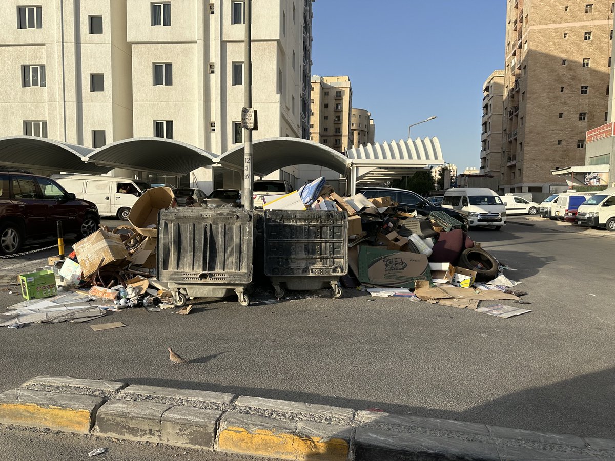 salehalyaseen's tweet photo. يقولون مهتمين على جمال ونظافة الديرة ويعملون على إظهار الوجه الحضاري للديرة !! https://t.co/OLCT7ioDyq