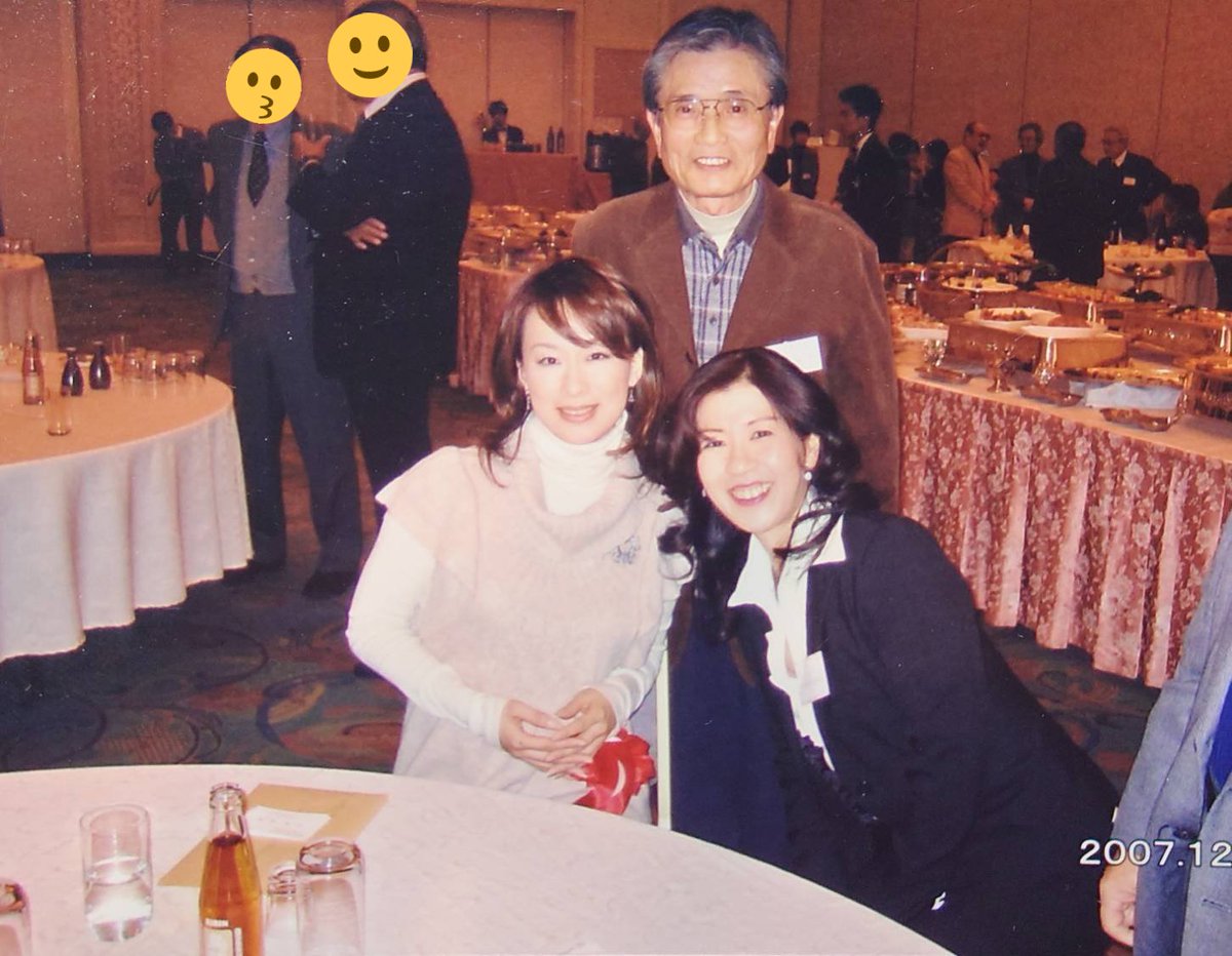 Ringohime42's tweet photo. 宮崎番傘川柳会の先輩、日高賀邁(ｶﾞﾏｲ)さんが今年４月にお亡くなりになられていました。86歳。いつも私のことを応援してくださるとっても優しい方でした。賀邁さんのご冥福を心よりお祈り申し上げます。
写真は、川柳作家やすみりえさんが来宮された時（2007年12月８日）の思い出の一枚。 https://t.co/2VrNlDEUbM