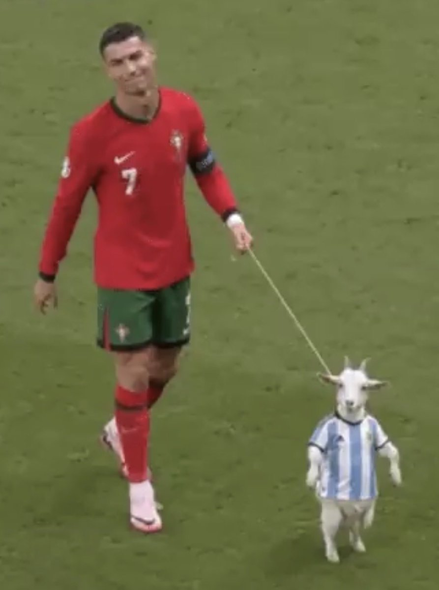 Ch3prr's tweet photo. @CristianoXtra_ The goat and the upcoming goat https://t.co/nn4j17gdc6