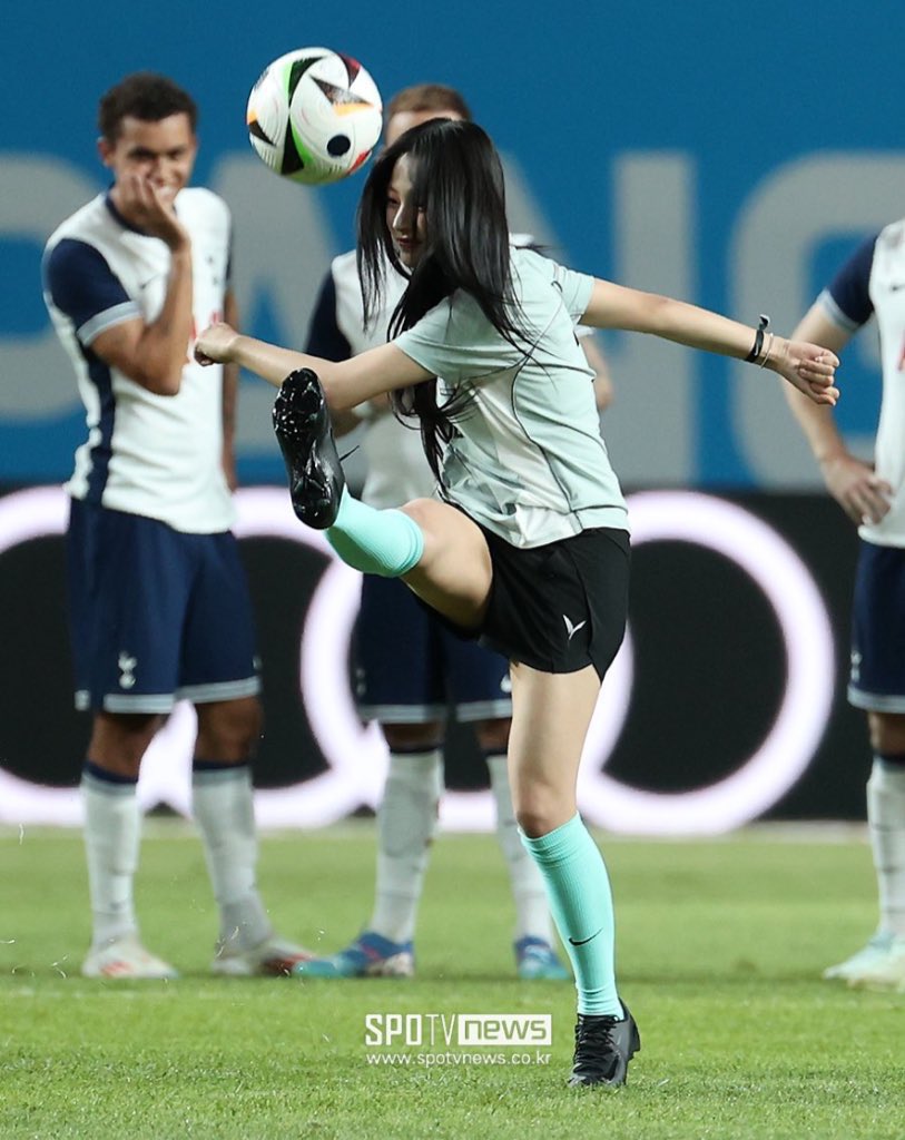 luckyvickynjz's tweet photo. The way minji ended ronaldo https://t.co/aCyvsS7e1X
