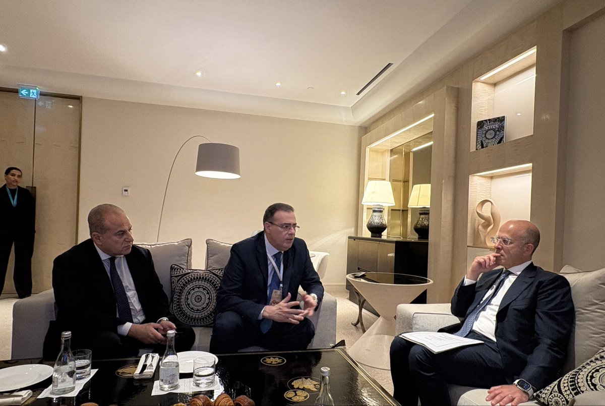 OmsarGov's tweet photo. واصل وزير التنمية الإدارية د. @makkifadi لقاءاته مع الشركاء العرب لتعزيز التعاون في تطوير الإدارة العامة وتحديث القطاع العام في إطار المنتدى العربي الثالث للإدارة العامة في الرباط.

بحث معاليه مع د. @RaniaAlMashat، وكيلة الأمين العام للأمم المتحدة والأمينة التنفيذية للإسكوا، سبل تعزيز الشراكة في مسار التحول المؤسسي، ولا سيما إصلاح الخدمة المدنية وبناء القدرات.

كما عقد لقاءً مشتركاً مع معالي د. حاتم نبيل، رئيس الجهاز المركزي للتنظيم والإدارة في مصر، بحضور معالي د. جمال حلمي، حيث جرى بحث تبادل الخبرات في الإصلاح الإداري، تطوير الموارد البشرية وتعزيز الكفاءة المؤسسية.