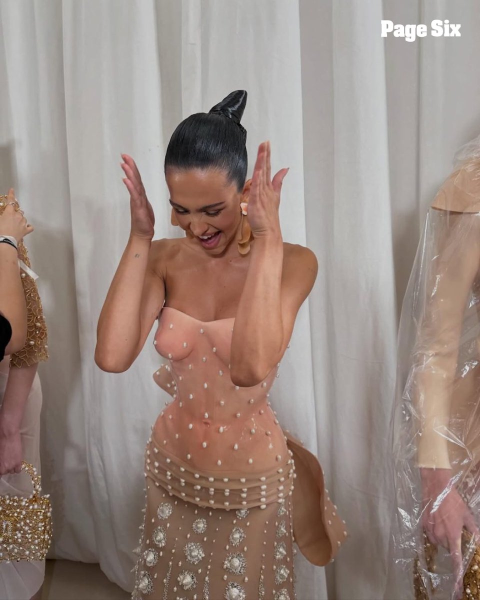 PageSix's tweet photo. Amelia Gray walked in the Schiaparelli couture show during Paris Fashion Week, and of course mama Rinna was geeking out over it. 🖤

📸: ameliagray https://t.co/wp2zrkgxwm