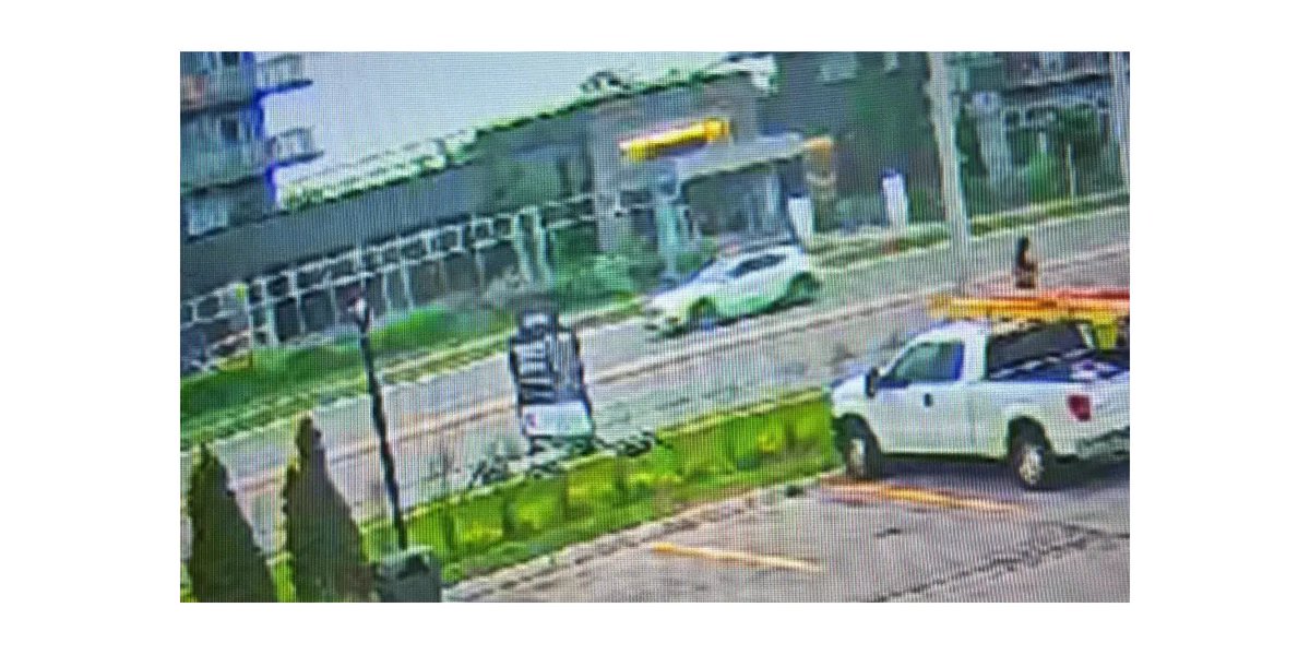 905hub_'s tweet photo. A GoFundMe has been set up for the family of Chanelle Allcock, the 38-year-old Mississauga woman killed in a hit-and-run at Erin Mills Parkway and Eglinton Avenue West on Sunday morning.

The driver of a white Mercedes GLA reportedly fled the scene without stopping. Her family has given 905HUB permission to share her photo and GoFundMe:

https://t.co/kAEdiPaJt7