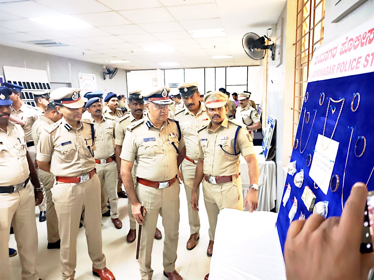 DCPSouthBCP's tweet photo. ಉಪ ಪೊಲೀಸ್ ಆಯುಕ್ತರು ದಕ್ಷಿಣ ವಿಭಾಗದ 
​ಜಯನಗರ ಠಾಣೆ ವ್ಯಾಪ್ತಿಯಲ್ಲಿ ನಡೆದ ಪ್ರಮುಖ ಮನೆಗಳ್ಳತನ ಪ್ರಕರಣವನ್ನು ಅತ್ಯಂತ ಚಾಣಾಕ್ಷತನದಿಂದ ಭೇದಿಸುವಲ್ಲಿ ನಮ್ಮ ತಂಡ ಯಶಸ್ವಿಯಾಗಿದೆ! 
​ಸುಮಾರು 18 ವರ್ಷಗಳಿಂದ ನಂಬಿಕಸ್ಥಳಾಗಿ ಕೆಲಸ ಮಾಡುತ್ತಿದ್ದ ಮನೆಗೆಲಸದ ಮಹಿಳೆಯೇ ಕಳ್ಳತನ ಮಾಡಿರುವುದನ್ನು ಪತ್ತೆಹಚ್ಚಿ, ಆರೋಪಿತೆಯನ್ನು ಬಂಧಿಸಲಾಗಿದೆ. ಬಂಧಿತಳಿಂದ ಸಾರ್ವಜನಿಕರ ಸುಮಾರು ಐವತ್ತು ಲಕ್ಷ ರೂಪಾಯಿ ಒಟ್ಟು ಮೌಲ್ಯದ ಈ ಕೆಳಗಿನ ಸ್ವತ್ತನ್ನು ಯಶಸ್ವಿಯಾಗಿ ಮರಳಿ ವಶಪಡಿಸಿಕೊಳ್ಳಲಾಗಿದೆ:
🔹 262 ಗ್ರಾಂ ಚಿನ್ನಾಭರಣಗಳು
🔹 2 ಕೆಜಿ 366 ಗ್ರಾಂ ಬೆಳ್ಳಿ ಬಿಸ್ಕೆಟ್‌ಗಳು ಹಾಗೂ ಬೆಳ್ಳಿ ವಸ್ತುಗಳು
🔹 ₹65,000/- ನಗದು ಹಣ
🔹 05 ರೇಷ್ಮೆ ಸೀರೆಗಳು
​ನಮ್ಮ ಮಾರ್ಗದರ್ಶನದಲ್ಲಿ ಶ್ರಮವಹಿಸಿ, ಸಾರ್ವಜನಿಕರ ಸ್ವತ್ತನ್ನು ಯಶಸ್ವಿಯಾಗಿ ಮರಳಿ ಪಡೆದ ಜಯನಗರ ಉಪ ವಿಭಾಗದ ಸಹಾಯಕ ಪೊಲೀಸ್ ಆಯುಕ್ತರಾದ ಶ್ರೀ ಲಕ್ಷ್ಮೀನಾರಾಯಣ @acpjayanagar ಹಾಗೂ ಪೊಲೀಸ್ ಇನ್ಸ್‌ಪೆಕ್ಟರ್ ಶ್ರೀ ಗಿರೀಶ್ ಎಂ.ಎಲ್ @jayanagarps ಮತ್ತು ಅವರ ಇಡೀ ತಂಡದ ವೃತ್ತಿಪರ ಕಾರ್ಯವೈಖರಿಯನ್ನು ಮುಕ್ತಕಂಠದಿಂದ ಶ್ಲಾಘಿಸುತ್ತೇನೆ.

​"ಅಪರಾಧ ಮುಕ್ತ ಬೆಂಗಳೂರೇ ನಮ್ಮ ಮೊದಲ ಆದ್ಯತೆ".
​#BengaluruPolice #CrimeDetection #JayanagarPS #PublicSafety