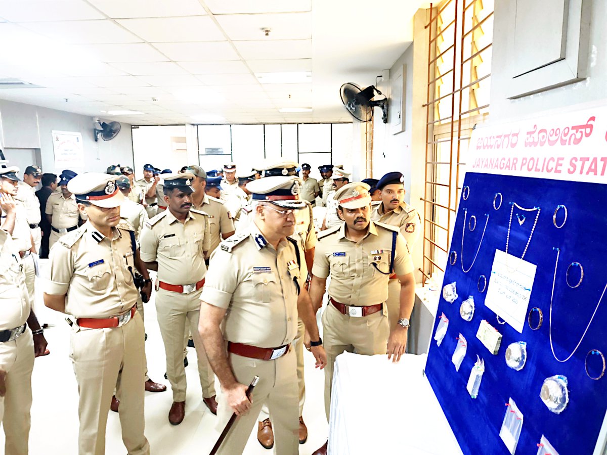 DCPSouthBCP's tweet photo. ಉಪ ಪೊಲೀಸ್ ಆಯುಕ್ತರು ದಕ್ಷಿಣ ವಿಭಾಗದ 
​ಜಯನಗರ ಠಾಣೆ ವ್ಯಾಪ್ತಿಯಲ್ಲಿ ನಡೆದ ಪ್ರಮುಖ ಮನೆಗಳ್ಳತನ ಪ್ರಕರಣವನ್ನು ಅತ್ಯಂತ ಚಾಣಾಕ್ಷತನದಿಂದ ಭೇದಿಸುವಲ್ಲಿ ನಮ್ಮ ತಂಡ ಯಶಸ್ವಿಯಾಗಿದೆ! 
​ಸುಮಾರು 18 ವರ್ಷಗಳಿಂದ ನಂಬಿಕಸ್ಥಳಾಗಿ ಕೆಲಸ ಮಾಡುತ್ತಿದ್ದ ಮನೆಗೆಲಸದ ಮಹಿಳೆಯೇ ಕಳ್ಳತನ ಮಾಡಿರುವುದನ್ನು ಪತ್ತೆಹಚ್ಚಿ, ಆರೋಪಿತೆಯನ್ನು ಬಂಧಿಸಲಾಗಿದೆ. ಬಂಧಿತಳಿಂದ ಸಾರ್ವಜನಿಕರ ಸುಮಾರು ಐವತ್ತು ಲಕ್ಷ ರೂಪಾಯಿ ಒಟ್ಟು ಮೌಲ್ಯದ ಈ ಕೆಳಗಿನ ಸ್ವತ್ತನ್ನು ಯಶಸ್ವಿಯಾಗಿ ಮರಳಿ ವಶಪಡಿಸಿಕೊಳ್ಳಲಾಗಿದೆ:
🔹 262 ಗ್ರಾಂ ಚಿನ್ನಾಭರಣಗಳು
🔹 2 ಕೆಜಿ 366 ಗ್ರಾಂ ಬೆಳ್ಳಿ ಬಿಸ್ಕೆಟ್‌ಗಳು ಹಾಗೂ ಬೆಳ್ಳಿ ವಸ್ತುಗಳು
🔹 ₹65,000/- ನಗದು ಹಣ
🔹 05 ರೇಷ್ಮೆ ಸೀರೆಗಳು
​ನಮ್ಮ ಮಾರ್ಗದರ್ಶನದಲ್ಲಿ ಶ್ರಮವಹಿಸಿ, ಸಾರ್ವಜನಿಕರ ಸ್ವತ್ತನ್ನು ಯಶಸ್ವಿಯಾಗಿ ಮರಳಿ ಪಡೆದ ಜಯನಗರ ಉಪ ವಿಭಾಗದ ಸಹಾಯಕ ಪೊಲೀಸ್ ಆಯುಕ್ತರಾದ ಶ್ರೀ ಲಕ್ಷ್ಮೀನಾರಾಯಣ @acpjayanagar ಹಾಗೂ ಪೊಲೀಸ್ ಇನ್ಸ್‌ಪೆಕ್ಟರ್ ಶ್ರೀ ಗಿರೀಶ್ ಎಂ.ಎಲ್ @jayanagarps ಮತ್ತು ಅವರ ಇಡೀ ತಂಡದ ವೃತ್ತಿಪರ ಕಾರ್ಯವೈಖರಿಯನ್ನು ಮುಕ್ತಕಂಠದಿಂದ ಶ್ಲಾಘಿಸುತ್ತೇನೆ.

​"ಅಪರಾಧ ಮುಕ್ತ ಬೆಂಗಳೂರೇ ನಮ್ಮ ಮೊದಲ ಆದ್ಯತೆ".
​#BengaluruPolice #CrimeDetection #JayanagarPS #PublicSafety